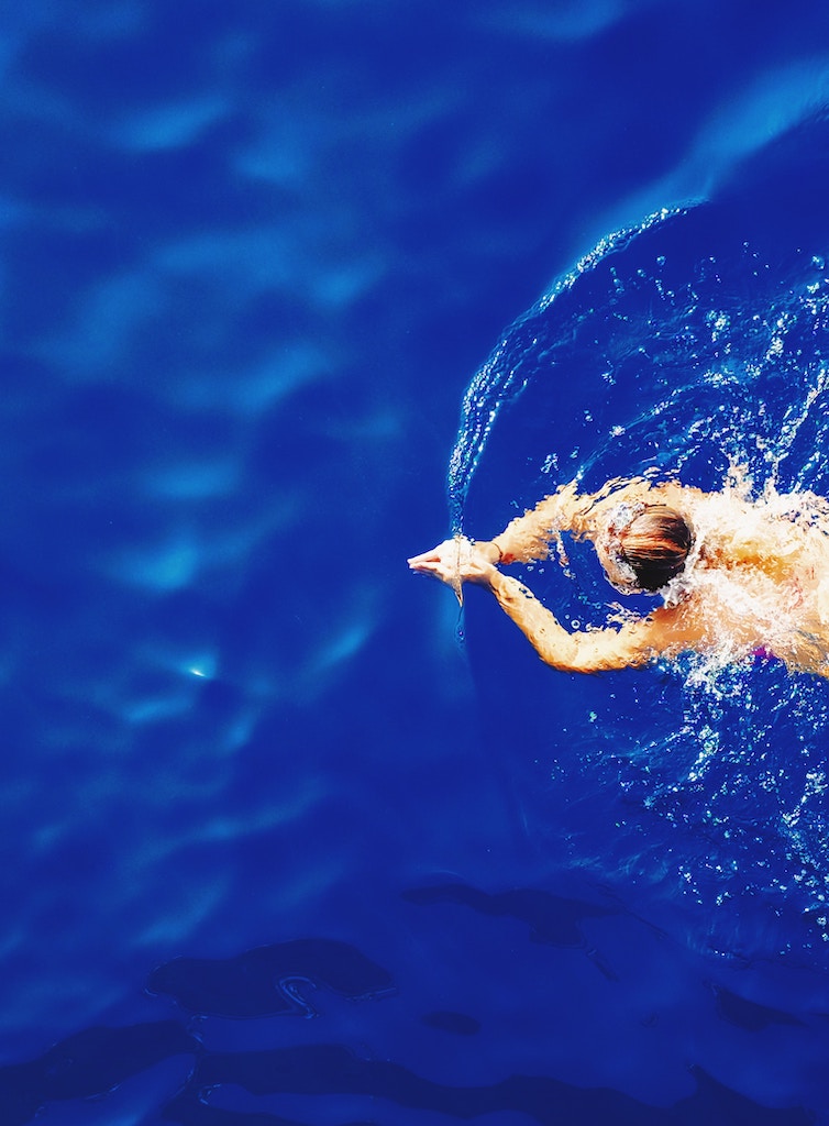 benefits of swimming, woman swimming